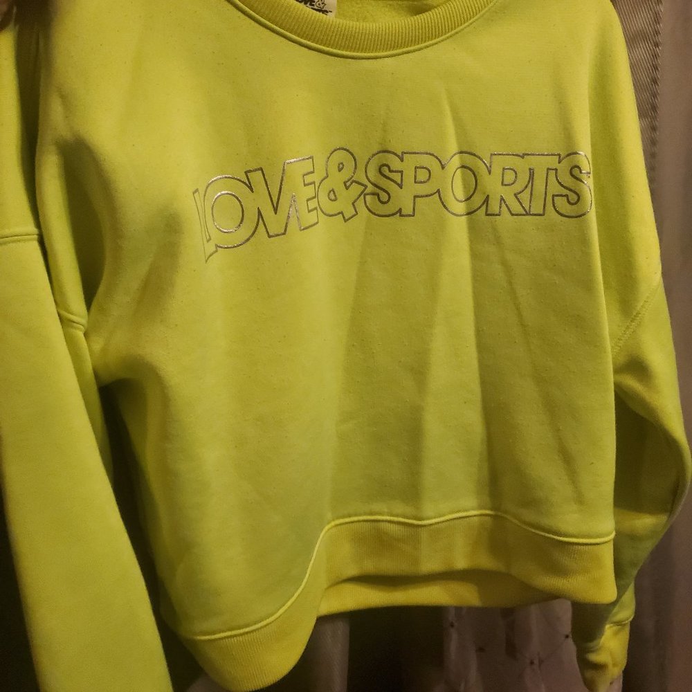 MATCHING SWEATER AND SPORTS BRA